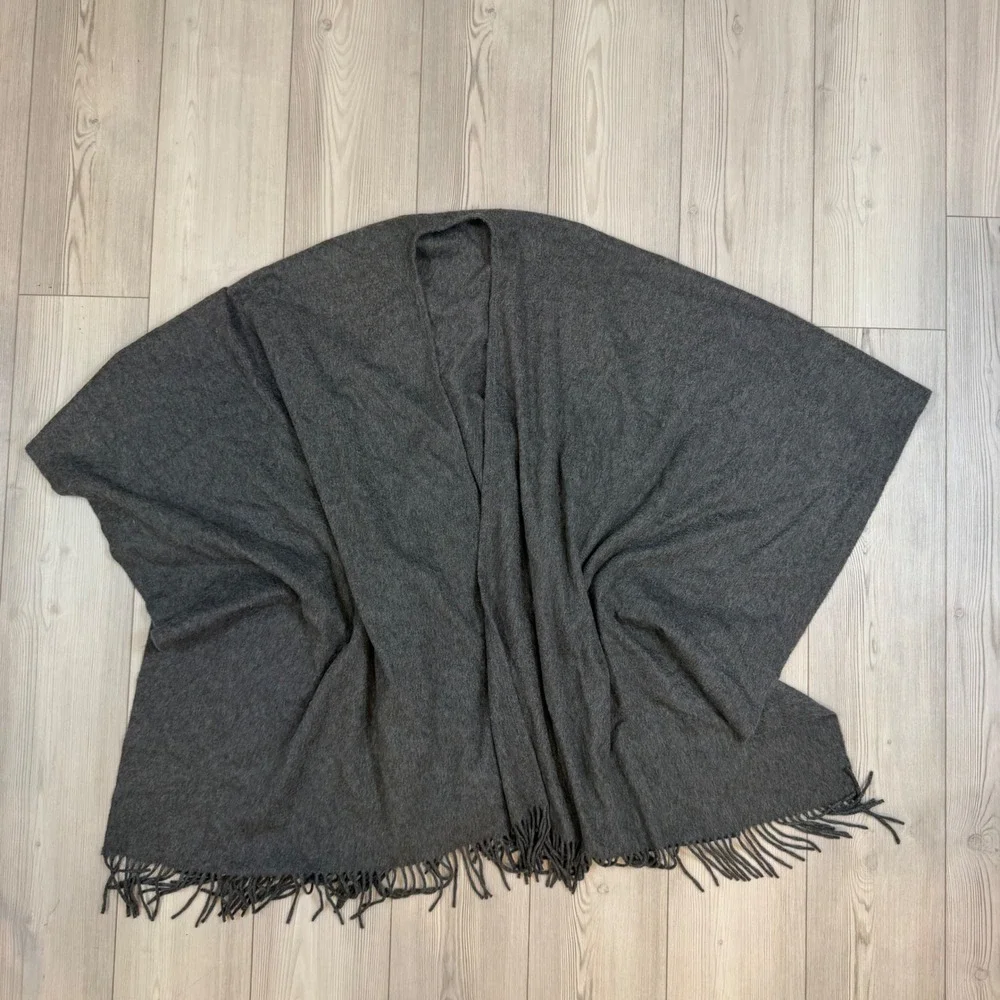 100% Cashmere Neiman Marcus Scotland Charcoal Gray Fringe Ruana Wrap Shawl Cape